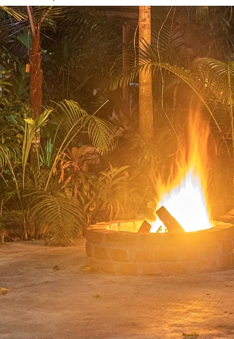 Fogata encendida en el jardín